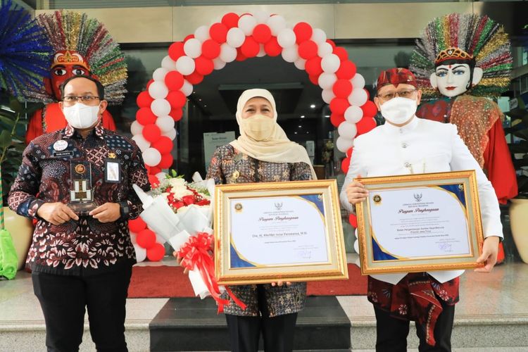 Gubernur Jawa Timur (Jatim) Khofifah Indar Parawansa mendapat penghargaan sebagai Widyaiswara (WI) Ahli Utama Kehormatan oleh Lembaga Administrasi Negara (LAN) RI dalam ajang LAN Award Makarti Bhakti Nagari  2022.