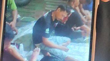 Striker timnas merayakan gol bersama rekan setimnya