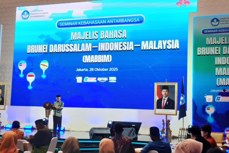 Menteri Pendidikan Dasar dan Menengah (Mendikdasmen) Abdul Mu'ti dalam acara Seminar Kebahasaan Antarbangsa Majelis Bahasa Brunei Darussalam, Indonesia, dan Malaysia (Mabbim) di Kantor Kemendikdasmen, Jakarta Pusat, Selasa (28/10/2025)