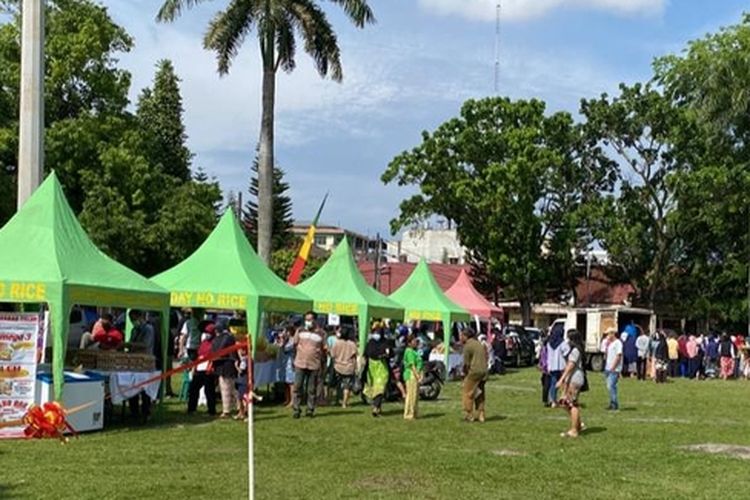 Pasar Mitra Tani di Lapangan Pertiwi Kelurahan Brayan, Kecamatan Medan Barat, Kota Medan, Sumatera Utara.