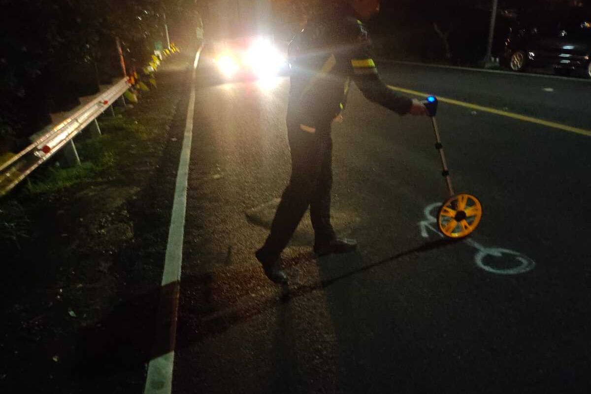 Unit Gakkum Satlantas Polres Bogor melakukan olah tempat kejadian perkara kecelakaan beruntun akibat gagal menyalip di Jalan Raya Ciawi-Sukabumi, Minggu (12/1/2025) malam.