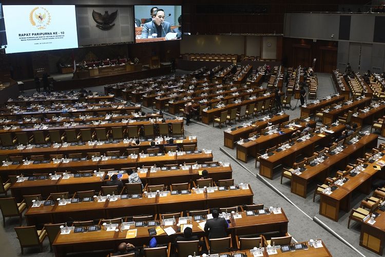 Sejumlah anggota DPR mengikuti Rapat Paripurna 10 Masa Persidangan II Tahun 2019-2020 di Kompleks Parlemen, Senayan, Jakarta, Kamis (6/2/2020). DPR mengesahkan Undang-Undang Perjanjian Perdagangan Bebas Indonesia-Australia Comprehensive Economic Partnership Agreement (IA-CEPA). ANTARA FOTO/Puspa Perwitasari/wsj.
