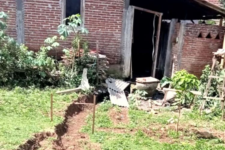 Retakan tanah akibat fenomena tanah bergerak terlihat di pekarangan rumah warga di Desa Kebonsari, Kecamatan Kademangan, Kabupaten Blitar, Senin (18/4/2022)
