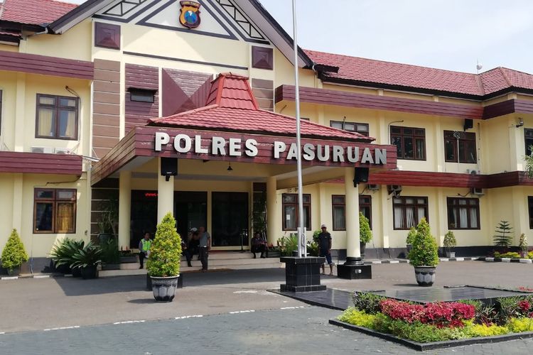 Polisi Amankan 2 Orang Penambang Pasir dan Batu Ilegal di Pasuruan