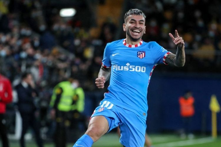 Pemain depan Atletico Madrid Angel Correa merayakan setelah mencetak gol jarak jauh ke gawang Villarreal di Stadion La Ceramica pada 9 Januari 2022.