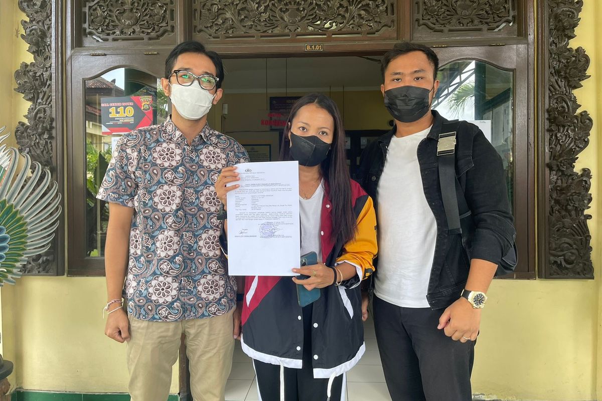 Kader partai Gerindra Denpasar melaporkan Edy Mulyadi ke Polresta Denpasar. 