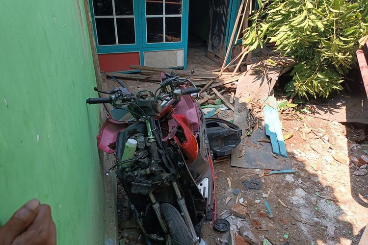 Sepeda motor dan rumah rusak ditabrak truk angkutan sapi dari Pulau Bali di Jalan Bungatan Situbondo pada Rabu (17/5/2023).