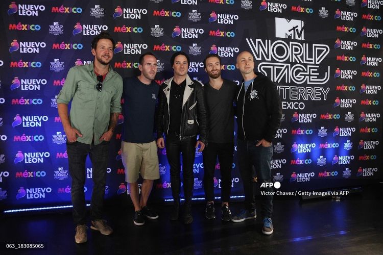 Band Simple Plan (dari kiri) Pierre Bouvier, Chuck Comeau, David Desrosiers, Sebastien Lefebvre, dan Jeff Stinco menghadiri konferensi pers MTV World Stage Monterrey Mexico 2013 di Arena Monterrey, Meksiko, pada 3 Oktober 2013.  