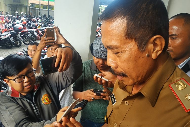 Kepala Badan Pendapatan Daerah (Bapenda) Kota Bekasi, Aan Suhanda usai dipanggil Komisi III DPRD Kota Bekasi terkait kisruh ormas di Bekasi minta jatah kelola parkir minimarket, Senin (18/11/2019).