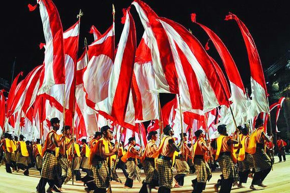 Para penari membawa bendera Merah Putih pada geladi bersih pembukaan Asian Beach Games di Kompleks Garuda Wisnu Kencana Cultural Park di Jimbaran, Bali, Jumat (17/10). Selain diramaikan oleh sendratari yang melibatkan sekitar 1.700 penari, pesta pembukaan pada Sabtu malam ini juga akan diramaikan dengan pertunjukan kembang api. 
