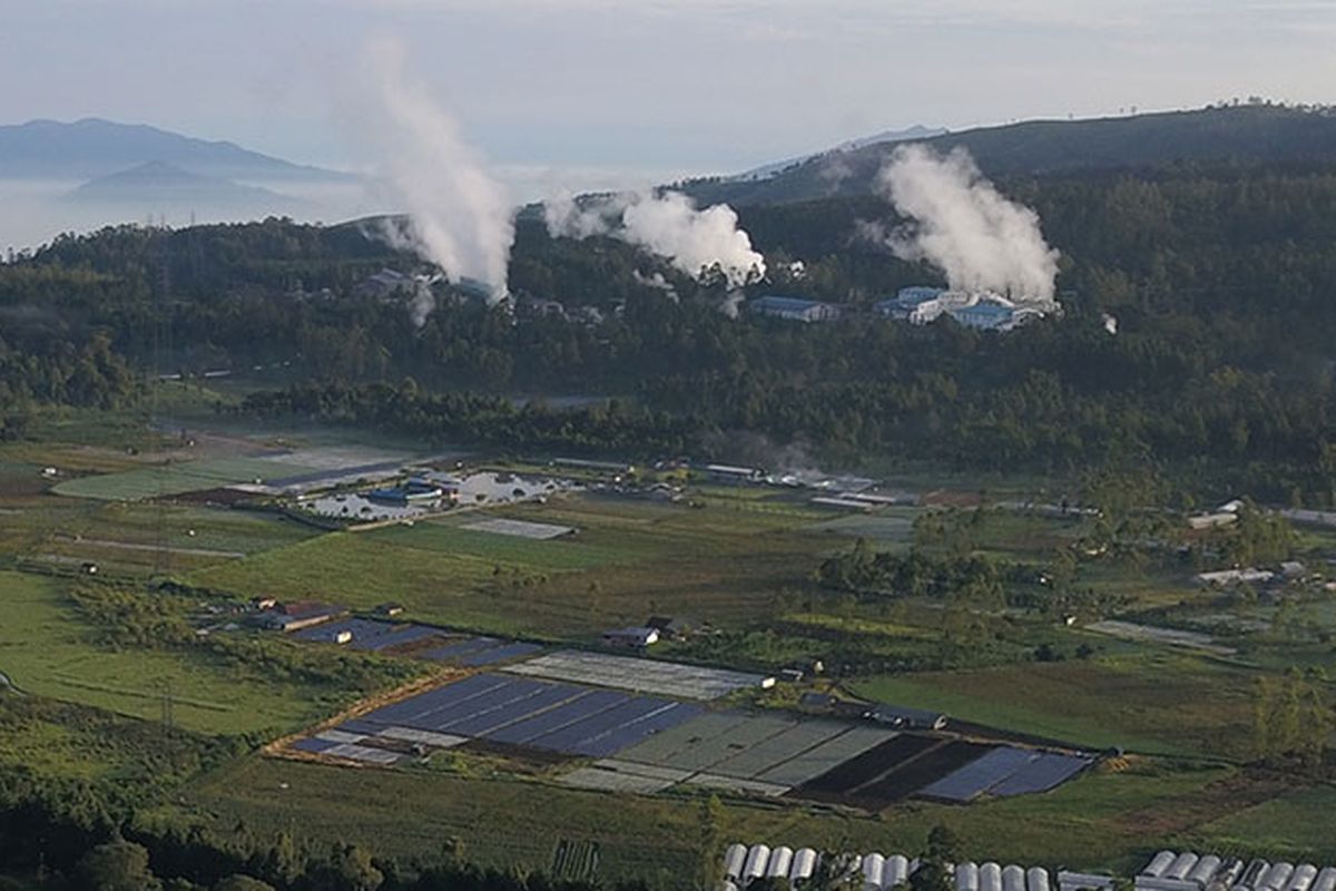 Pembangkit Listrik Tenaga Panas Bumi (PLTP) Kamojang di Kabupaten Bandung, Jawa Barat.