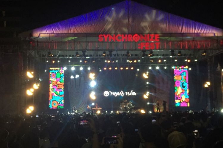 Band Payung Teduh tampil di panggung Synchronize Fest 2017 yang digelar di Gambir Expo, Kemayoran, Jakarta Pusat, Minggu (8/10/2017).