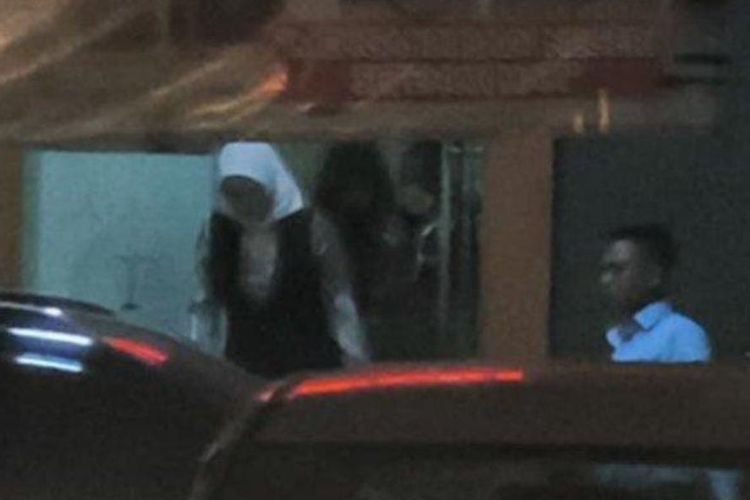 Mantan Bupati Purwakarta Anne Ratna Mustika saat meninggalkan Kejari dalam pemeriksaan kasus dugaan suap mobil mewah. 