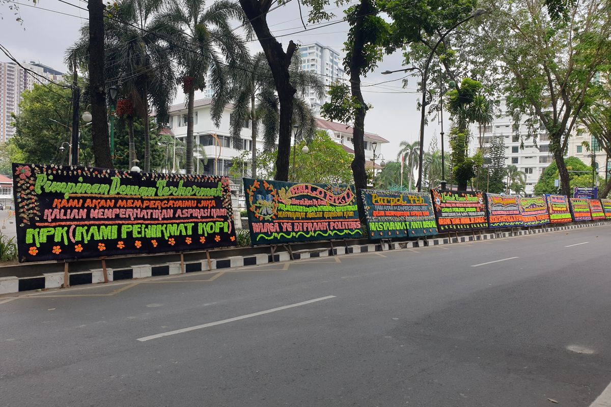 Sejumlah papan bunga yang memuat narasi sindiran terkait dua anggota dewan berkelahi di toilet berjejer di depan Kantor DPRD Kota Medan pada Selasa (25/3/2025).