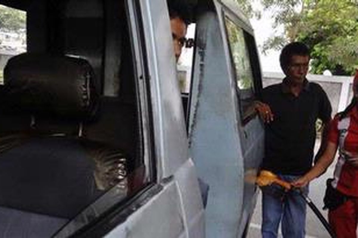 Mikrolet mengisi premium di SPBU Jalan Matraman, Jakarta Timur, Selasa (8/3/2011).  