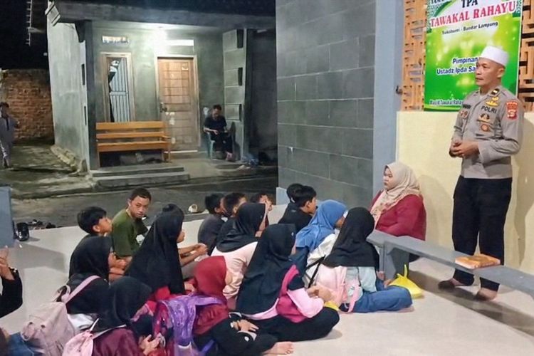 Di Balik Seragam Polisi, Kisah Ipda Saihun Mengajar Anak-anak Mengaji