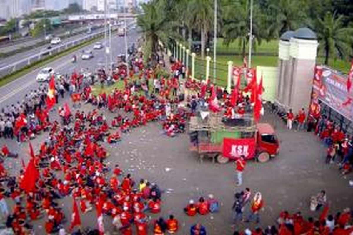 Aksi Buruh di depan Gedung MPR/DPR, Jakarta, saat May Day (Hari Buruh) 2014, direkam dari udara menggunakan drone.