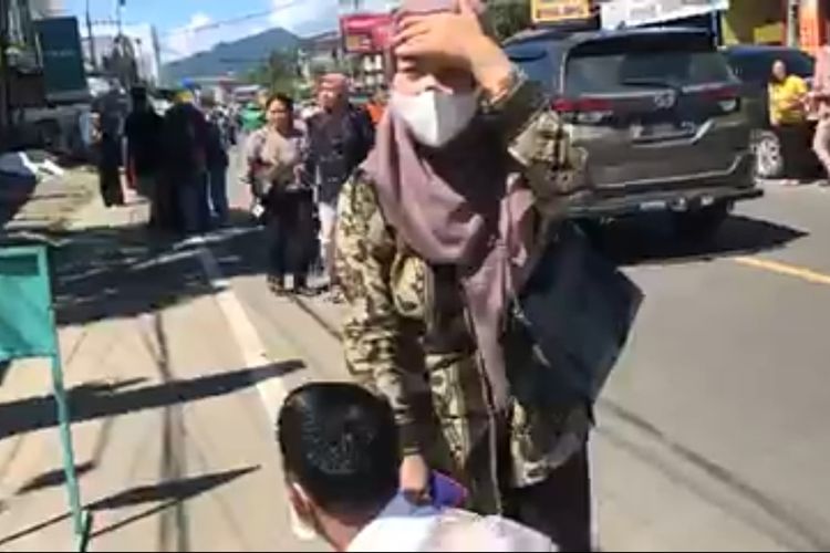 Beberapa warga histeris saat gempa terjadi di Kabupaten Mamuju, Rabu (8/6/2022).