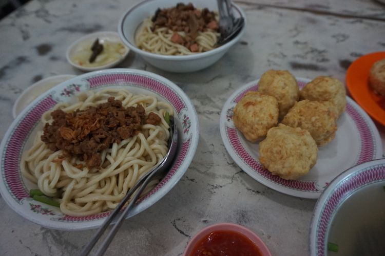 Mie Pangsit Ayam dan bakwan goreng di Kedai Mie Mitra Banyuwangi