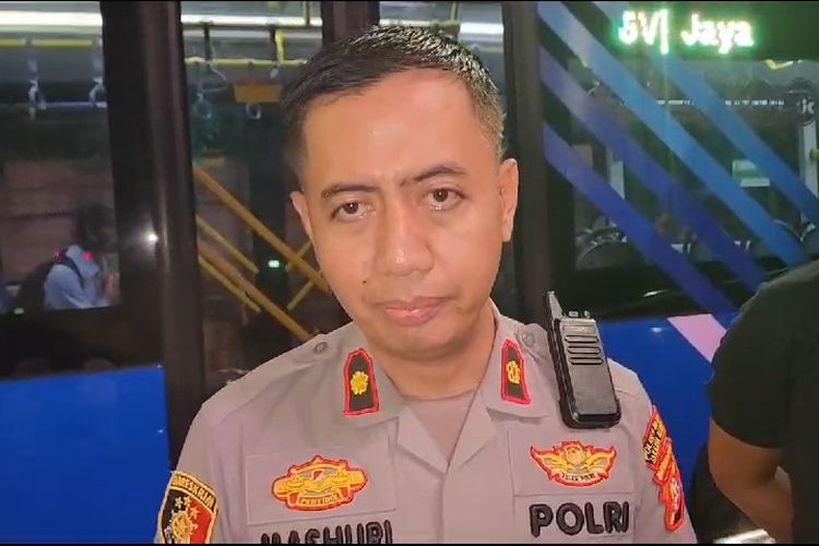 Kapolsek Mampang Prapatan Kompol Mashuri saat berbicara kepada wartawan soal kebakaran Halte Transjakarta Tendean, Jakarta Selatan, Senin (14/8/2023).