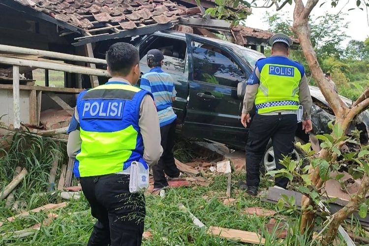 Sejumlah petugas Unit Gakum Satlantas Polres Kuningan Jawa Barat melakukan olah TKP kecelakaan yang melibatkan lima ASN PUTR Kabupaten Kuningan, Senin (22/5/2023). Polisi sebut, kecelakaan terjadi diduga karena rem blong.