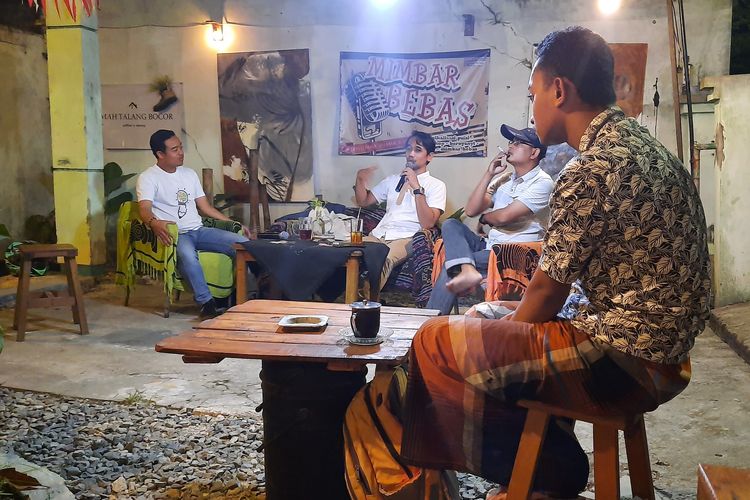 Founder Youth Laboratory Indonesia, Muhammad Faisal saat berbincang dengan kelompok pemuda Blora di Omah Talang Bocor, Kabupaten Blora, Jawa Tengah, pada 24 Agustus 2022.