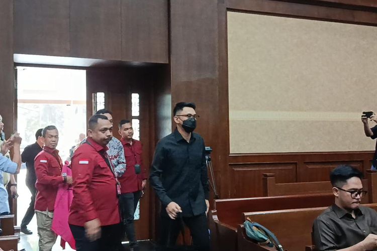 Panitera Muda nonaktif PN Jakarta Utara Wahyu Gunawan di Pengadilan Tipikor saat mengikuti sidang dakwaan pada Pengadilan Negeri Jakarta Pusat, Rabu (20/8/2025).