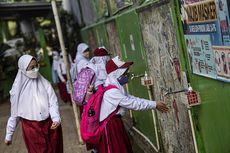 Saat Sekolah Tatap Muka di Jakarta Justru Timbulkan Kerumunan Orangtua Murid