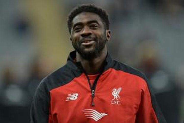 Bek Liverpool, Kolo Toure, melakukan pemanasan jelang laga Premier League kontra Newcastle United di Stadion St James Park, 6 Desember 2016.