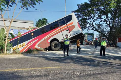 Bus Mira Masuk ke Sungai di Ngawi, 1 Orang Luka Berat