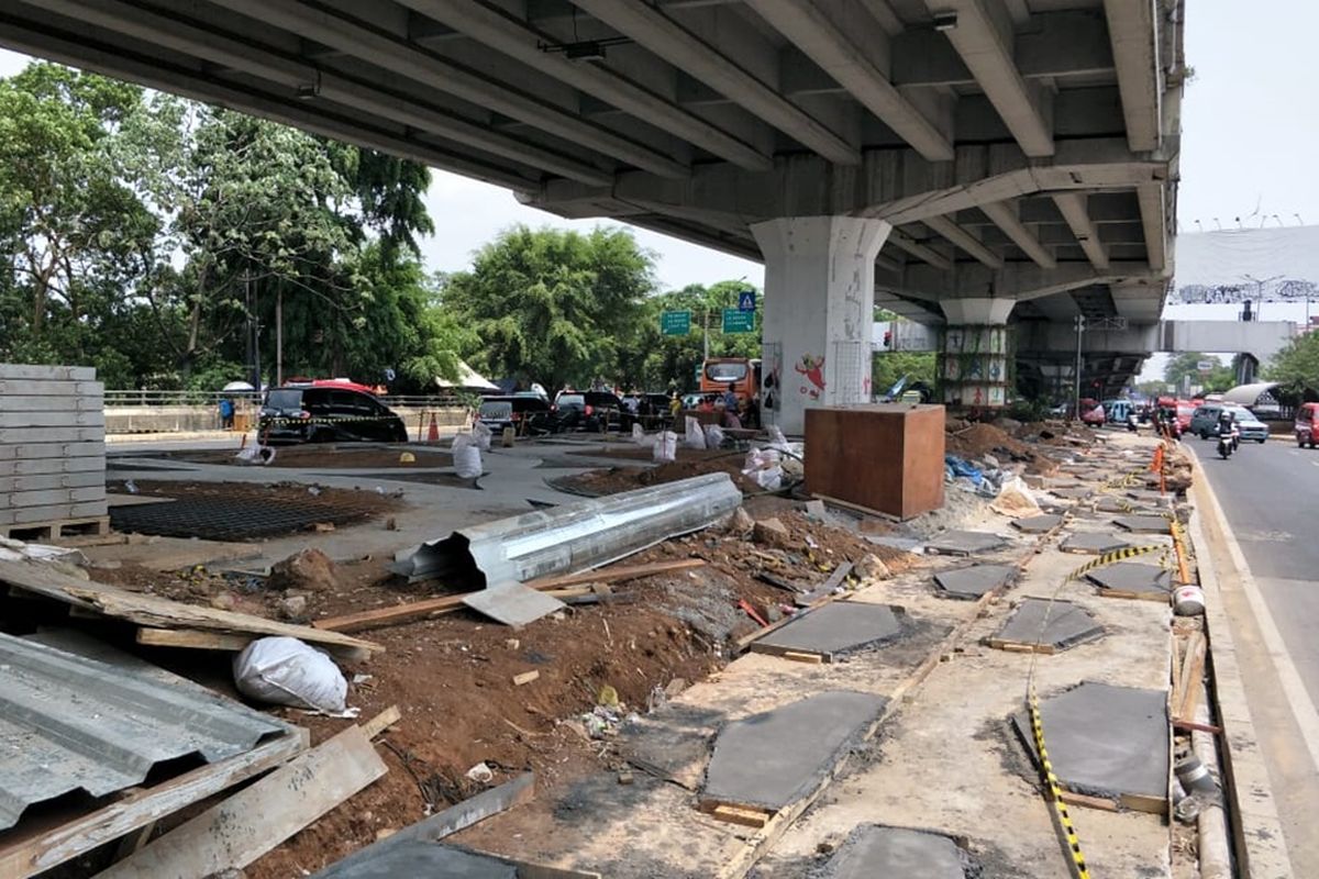 Satu bidang lahan di Skate Park, kolong flyover Pasar Rebo, Jakarta Timur, masih dalam tahap pembangunan, Jumat (1/11/2019).