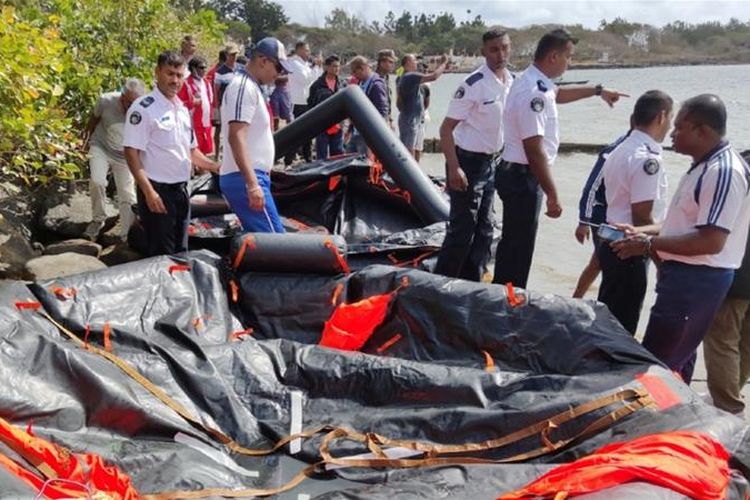 Petugas penjaga pantai bersiap untuk melakukan pencarian dan penyelamatan di dekat lokasi di mana kapal tunda bertabrakan dengan tongkang.