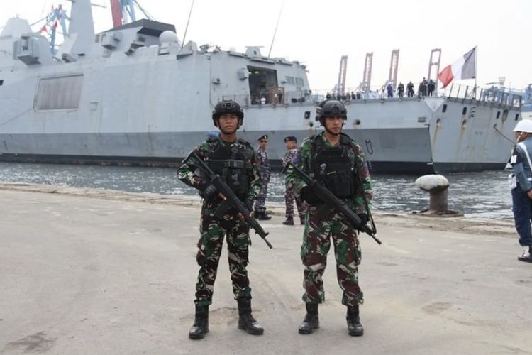 Kapal perang milik Angkatan Laut Perancis, FREMM atau ‘European multi-purpose frigate’ Bretagne (D655) bersandar di Dermaga Jakarta International Container Terminal (JICT) 2 Tanjung Priok, Jakarta Utara, Senin (20/05/2024). Prajurit Marinir, dalam hal ini, prajurit Hiu Perkasa Batalyon Marinir Pertahanan Pangkalan (Yonmarhanlan) III Jakarta disiapkan untuk melaksanakan pengamanan kapal perang tersebut.