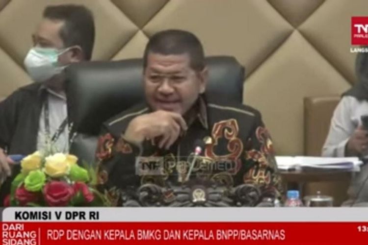Wakil Ketua Komisi V DPR RI Roberth Douw tertawa saat gempa bumi berkekuatan 5,6 magnitudo di Cianjur juga mengguncang Gedung DPR di Jakarta, Senin (21/11/2022). 