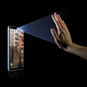 Realme C65 punya fitur Airless Gesture AI. Fitur ini memberikan pengalaman interaktif untuk menonton video pendek, berinteraksi dengan jejaring sosial, menjawab panggilan telepon, dan membisukan panggilan masuk hanya dengan lambaian tangan.