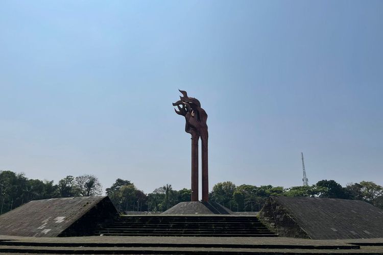 Ilustrasi monumen Bandung Lautan Api. Peristiwa Bandung Lautan Api mengilhami Ismail Marzuki untuk mengubah lirik Halo Halo Bandung menjadi lagu perjuangan.
