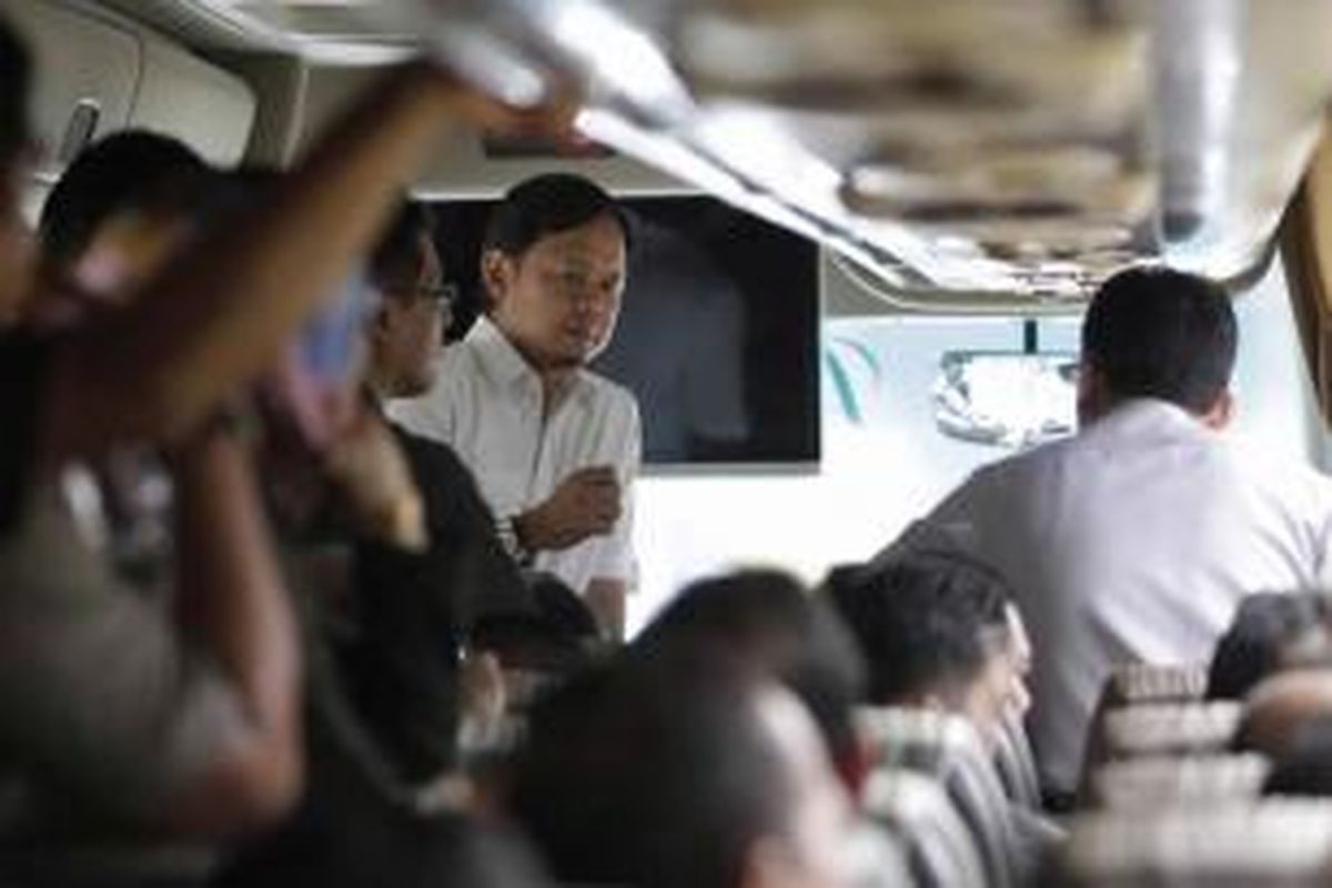 Wali Kota Bogor Bima Arya memberikan pengarahan dalam perjalanan menuju Pasar Gembrong, Sukasari, Bogor, Jawa Barat, 8 April 2014. Hari pertama bertugas sebagai wali kota, Bima Arya melakukan apel pagi di Plaza Balaikota, meninjau kantor pegawai dan sejumlah lokasi, antara lain Puskesmas Bogor Timur.