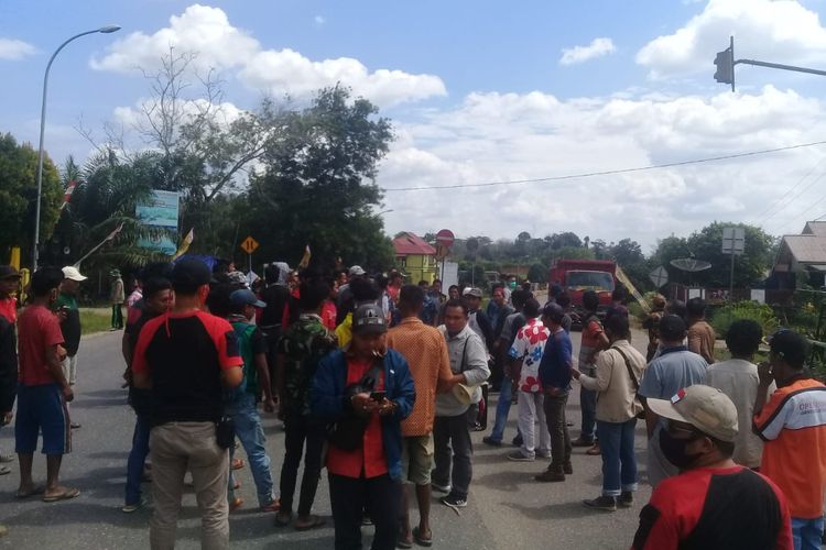 Puluhan warga Suku Anak Dalam Jambi demo menuntut PT JPC bertanggung jawab atas kerusakan sungai dan soal penyerobotan lahan. 