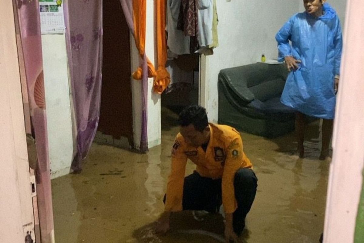 Banjir merendam ratusan rumah warga di Desa Bantar Sari, Kecamatan Rancabungur, Kabupaten Bogor, Jawa Barat, setelah longsor menutup aliran drainase pada Selasa (29/7/2025) tadi malam. Petugas BPBD turun tangan melakukan penanganan.