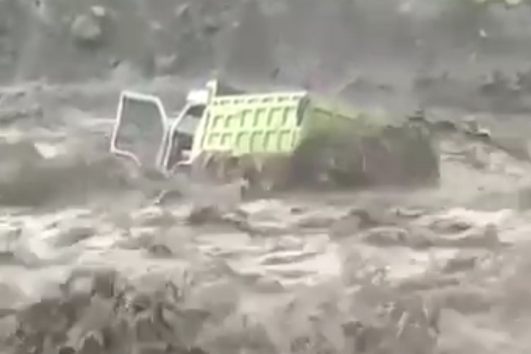 Tangkapan layar video amatir truk hanyut terseret banjir lahar dingin Semeru, Minggu (29/5/2022)