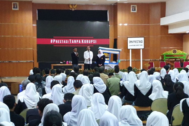 Presiden Jokowi menghadiri pentas drama Prestasi Tanpa Korupsi di SMK Negeri 57 Pasar Minggu, Jakarta Selatan, Senin (9/12/2019). 