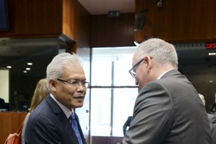 Sosok Menteri Dalam Negeri (Mendagri) Malaysia, Datuk Hamzah Zainudin (kiri). Dia memberikan tanggapan setelah Indonesia setop kirim TKI ke Malaysia.