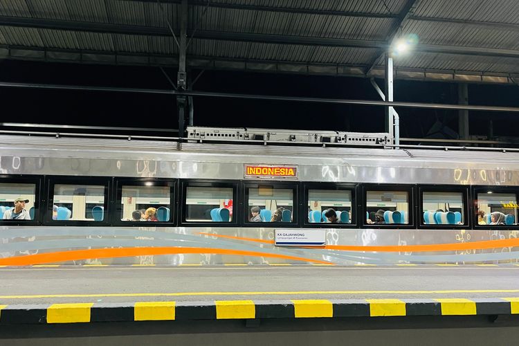 KA Gajahwong keberangkatan Stasiun Lempuyangan ke Pasar Senen.