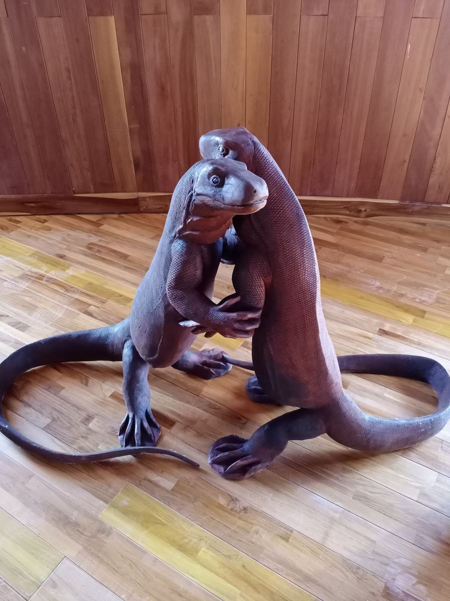 Dua replika komodo di Puncak Waringin, Labuan Bajo, NTT.