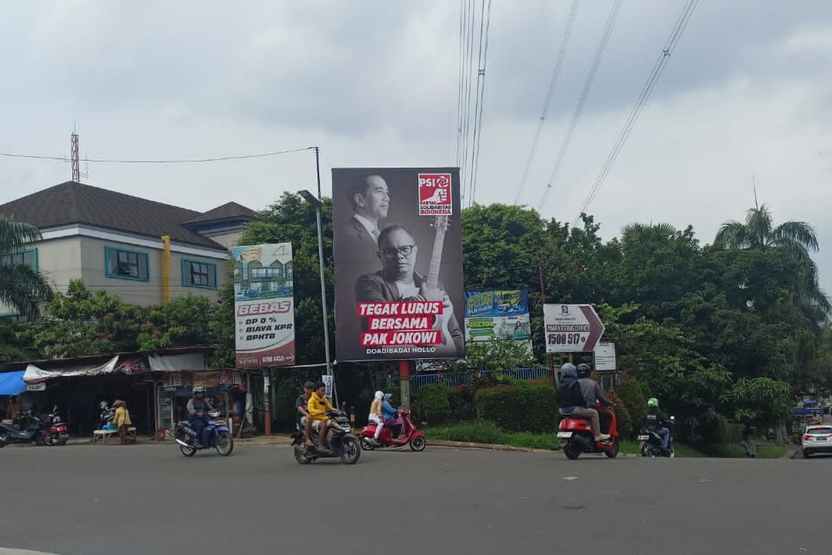 Baliho PSI bertuliskan ?Tegak Lurus Bersama Pak Jokowi? yang dipasang di kawasan Grand Depok City, Depok. 