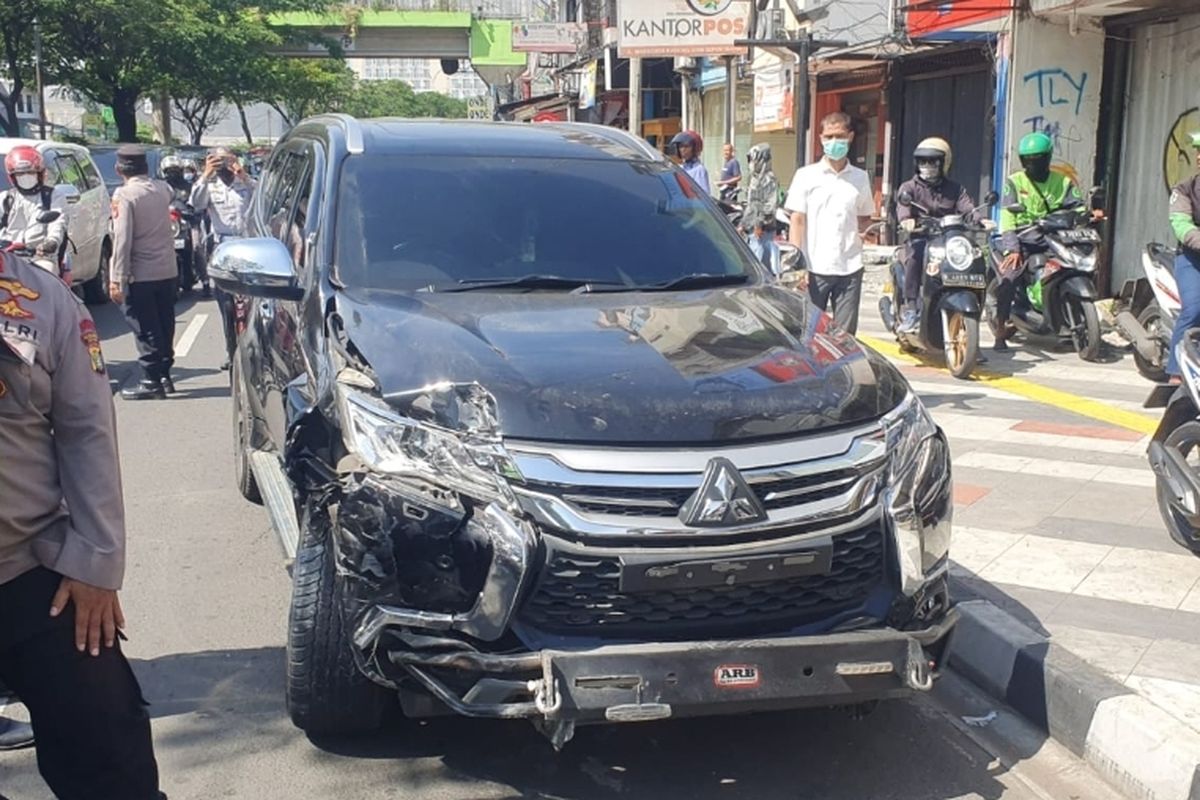 Potret mobil Mitsubishi Pajero yang ugal-ugalan sehingga akhirnya menabrak dua mobil di Jalan Raya Margonda, Depok, pada Kamis (6/4/2023).