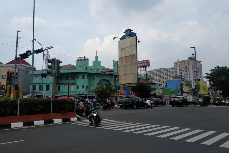 Baliho ucapan selamat ulang tahun ke-76 TNI dari Pemerintah Kota Depok di Simpang Ramanda, Jalan Margonda Raya, sudah diturunkan pada Senin (4/10/2021). Sebelumnya, baliho itu jadi sorotan karena salah menulis tanggal ulang tahun TNI. Di baliho itu tertulis bahwa HUT ke-76 TNI tanggal 3 Oktober. Padahal, HUT ke-76 TNI yang sebetulnya adalah besok, 5 Oktober 2021. 