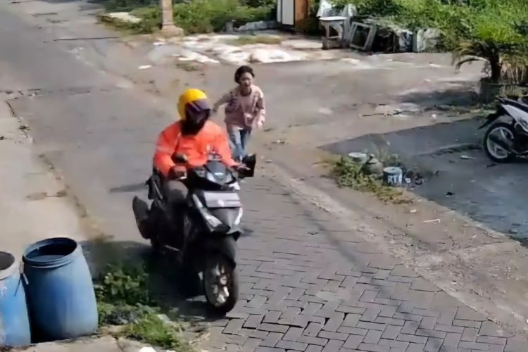 Viral Pria Berjaket Ojol Rampas Ponsel Anak di Pasuruan, Modus Tanya Alamat