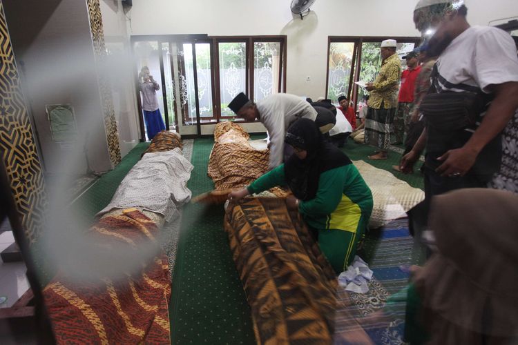 Warga bersiap menshalatkan jenazah korban kecelakaan bus pariwisata sebelum dimakamkan di Makam Islam Benowo, Surabaya, Jawa Timur, Senin (16/5/2022).  Menurut data dari Polda Jawa Timur bus pariwisata bernomor polisi S 7322 UW yang mengalami kecelakaan di KM 712+400 jalur A Tol Surabaya - Mojokerto (Sumo) tersebut mengakibatkan 14 penumpangnya meninggal dunia dan belasan penumpang lainnya mengalami luka-luka.