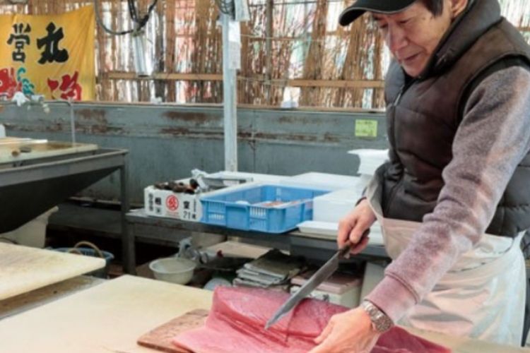 Pemotongan ikan tuna di Pelabuhan Perikanan Katahara.